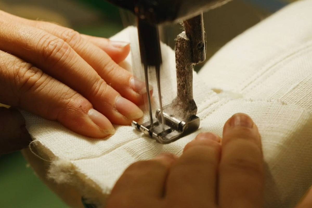 Couture de la charentaise dans l'atelier