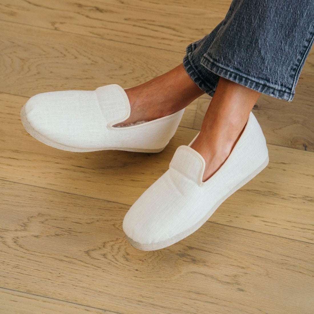 Les charentaises propres Crème, portées sur parquet