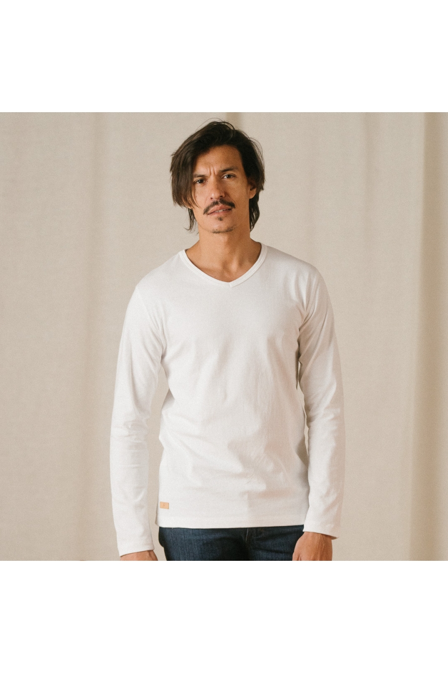 Tee-shirt Blanc Col V Coton Bio personnalisé – POP ART DESIGN